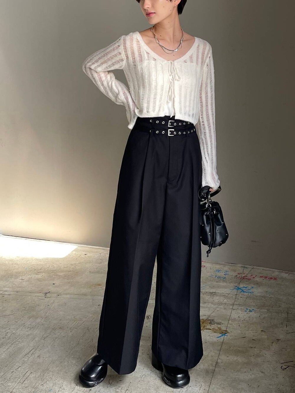 ホワイト系のキャミソール、ブラック系のショルダーバッグ、ホワイト系のカーディガン/ボレロを着用したレディースの冬コーディネートの3枚目の写真