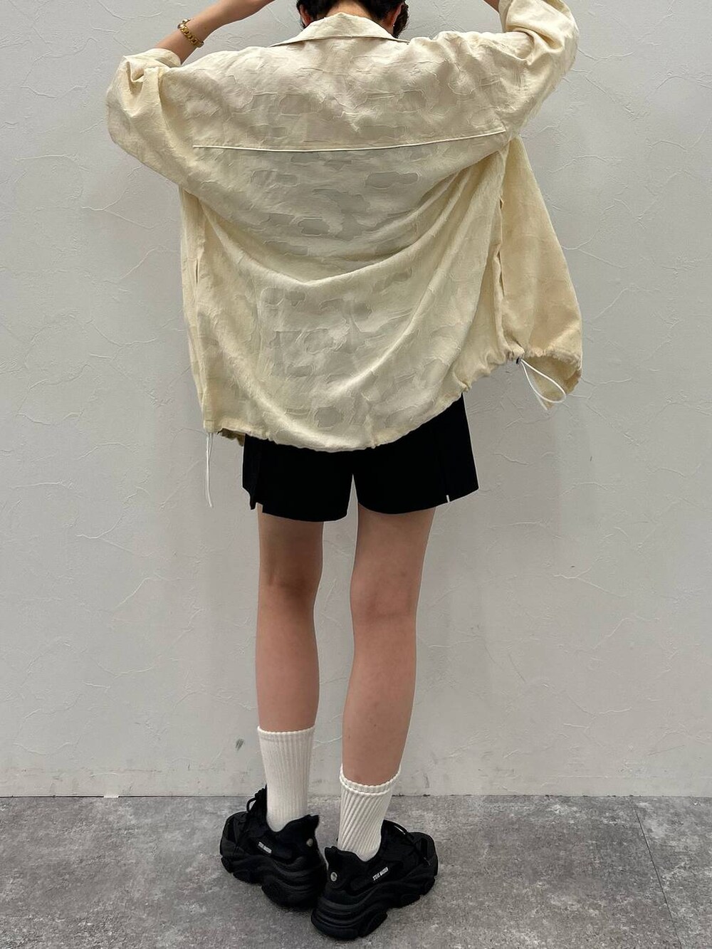 ブラック系のその他パンツ、ホワイト系のシャツ/ブラウス、ブラック系のベルトを着用したレディースの秋コーディネートの7枚目の写真