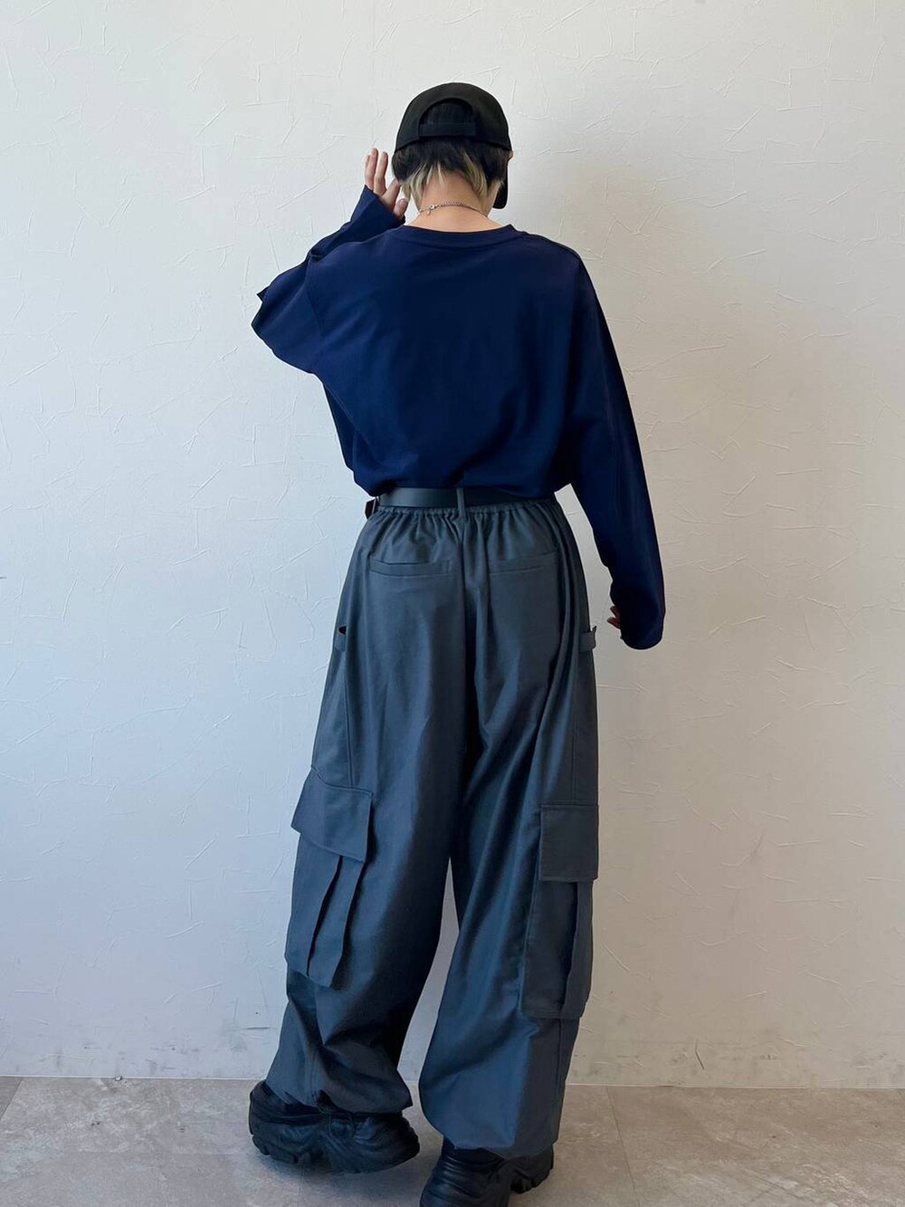 ブラック系のスニーカー、グレー系のカーゴパンツ、ブルー系のTシャツ/カットソーを着用したレディースの春コーディネートの7枚目の写真