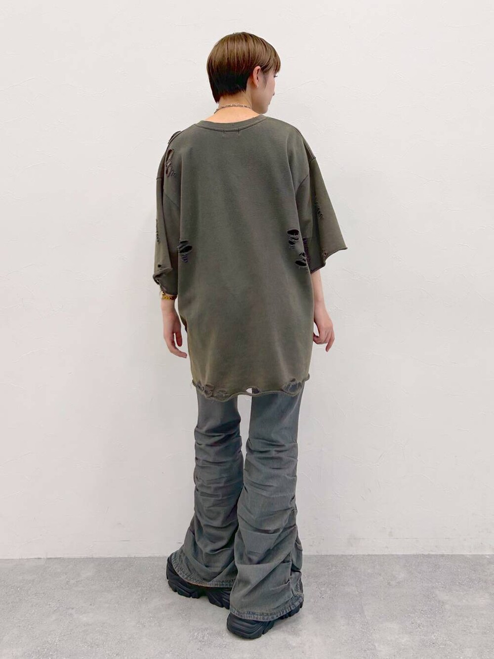 ブラック系のスニーカー、グレー系のTシャツ/カットソー、ブルー系のデニムパンツを着用したレディースの夏コーディネートの7枚目の写真