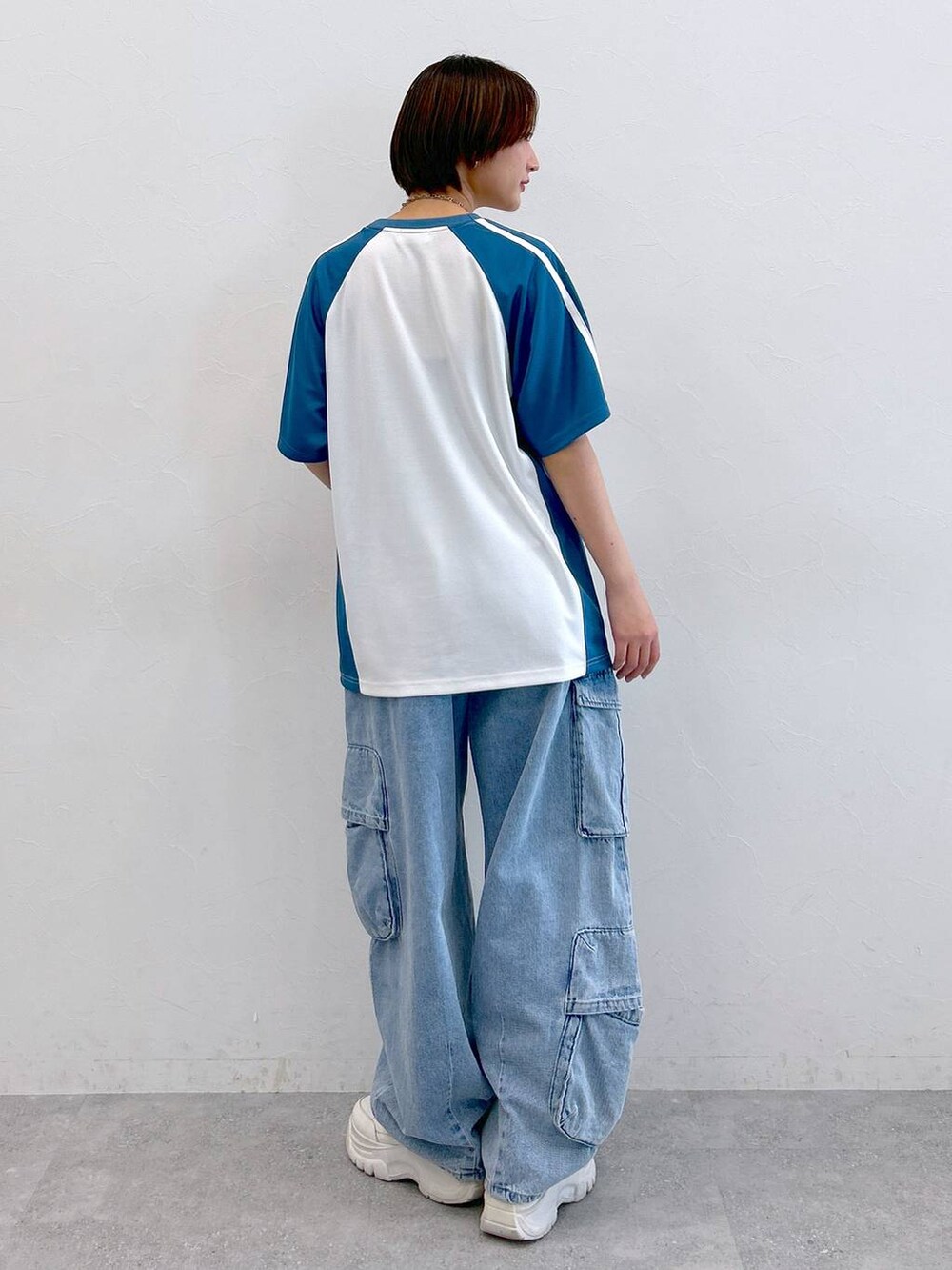 ホワイト系のTシャツ/カットソー、ブルー系のデニムパンツ、シルバー系のネックレスを着用したレディースの夏コーディネートの7枚目の写真