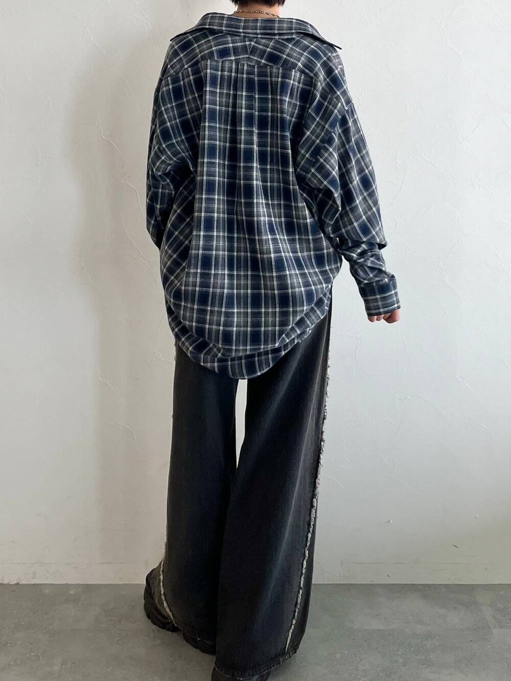 ブラック系のスニーカー、ブルー系のシャツ/ブラウス、ブラック系のデニムパンツを着用したレディースの秋コーディネートの8枚目の写真