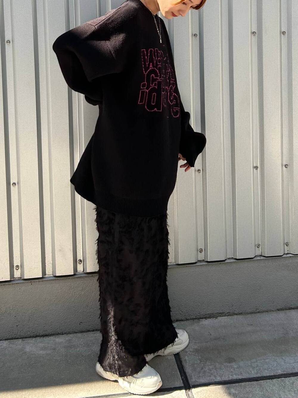 ブラック系のニット/セーター、ブラック系のスラックス、ブラック系のニットキャップ/ビーニーを着用したレディースの冬コーディネートの5枚目の写真