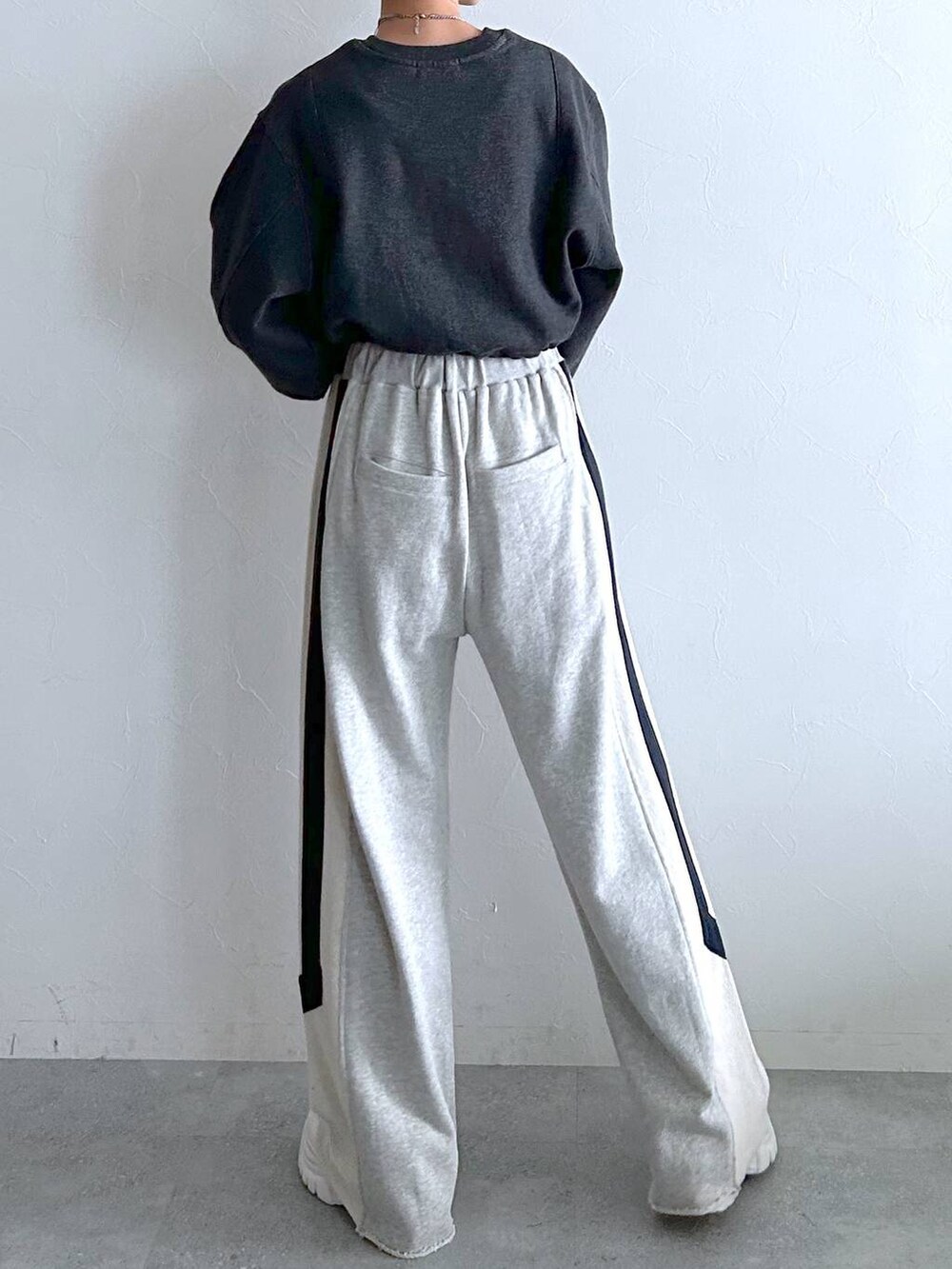 グレー系のスウェットパンツ、ブラック系のスウェットを着用したレディースの冬コーディネートの9枚目の写真