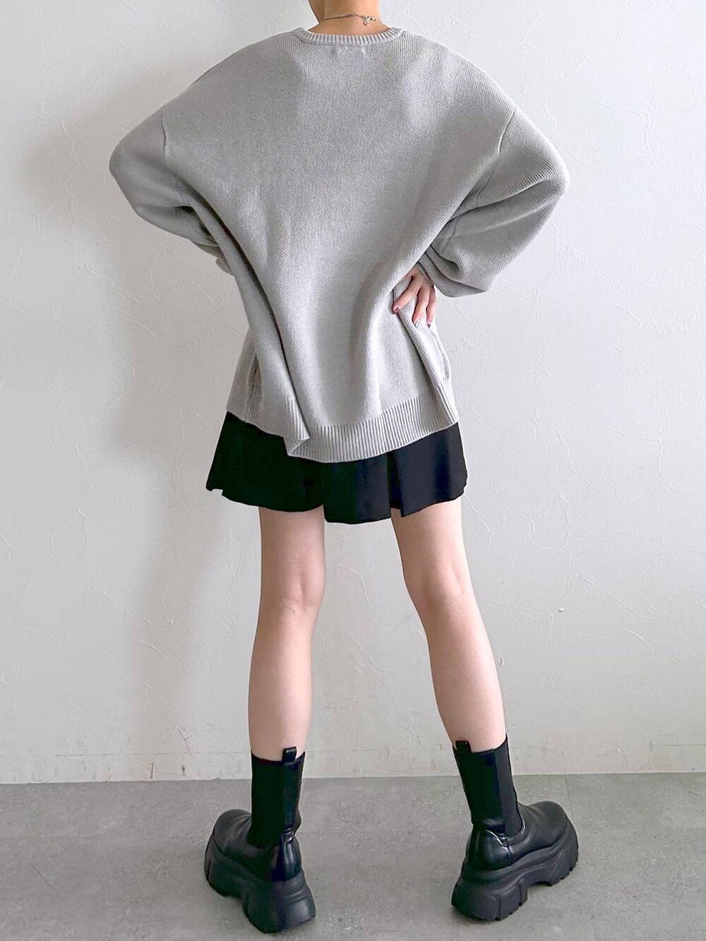 ブラック系のブーツ、ブラック系のその他パンツ、グレー系のニット/セーターを着用したレディースの冬コーディネートの7枚目の写真