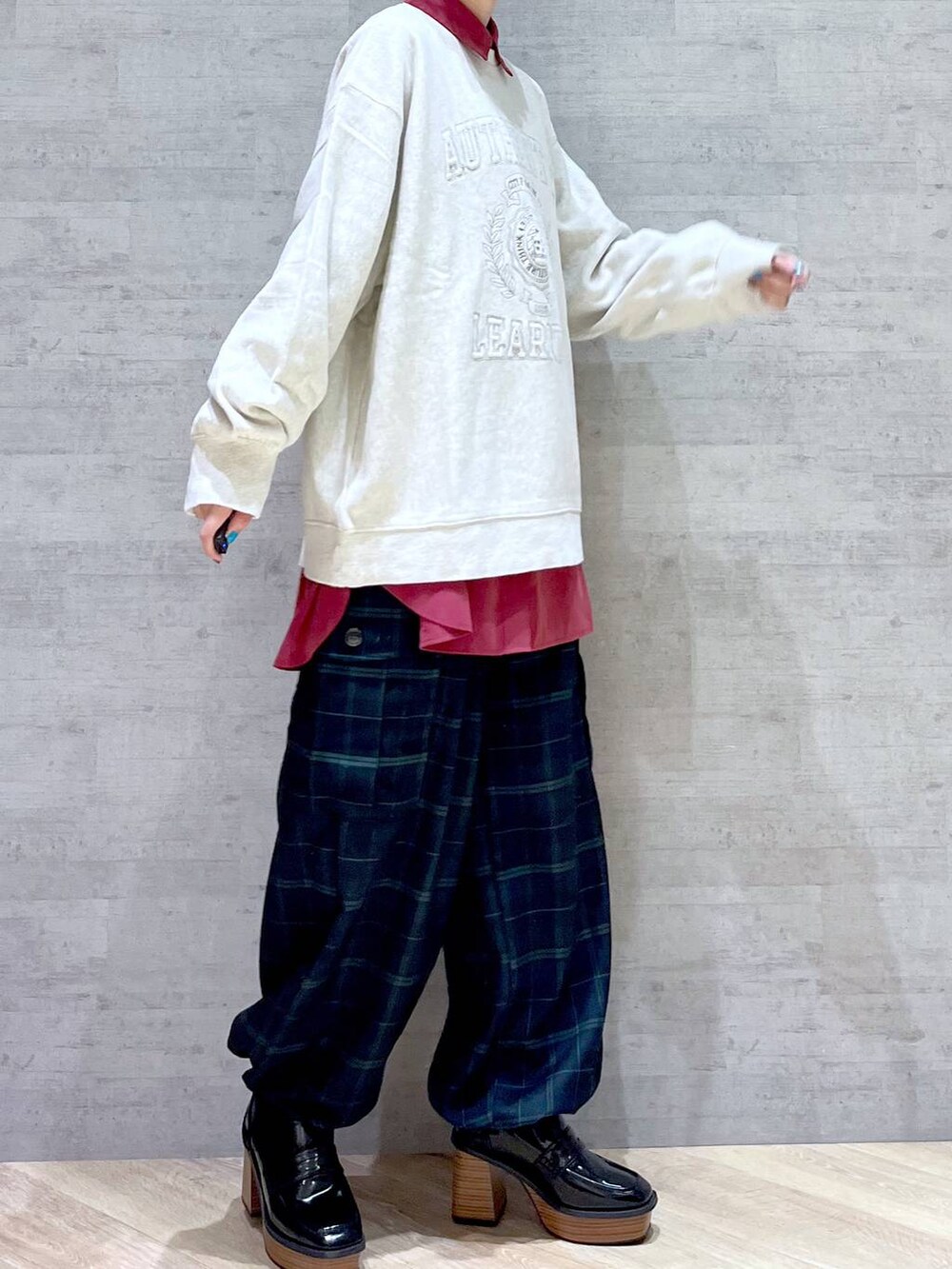 ベージュ系のスウェット、レッド系のシャツ/ブラウス、ブルー系のカーゴパンツを着用したレディースの冬コーディネートの4枚目の写真