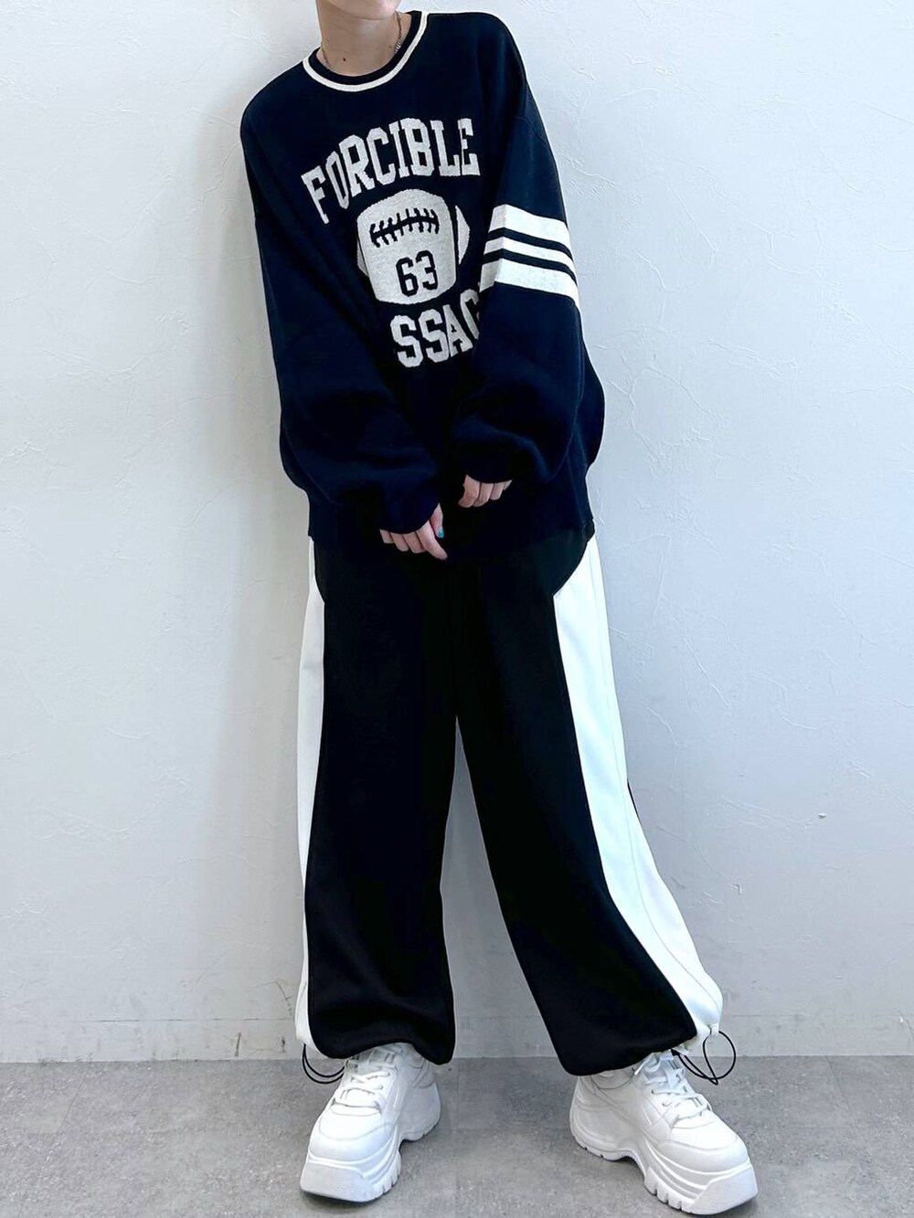 ブラック系のブルゾン、ブラック系のその他パンツ、ブルー系のニット/セーターを着用したレディースの冬コーディネートの3枚目の写真