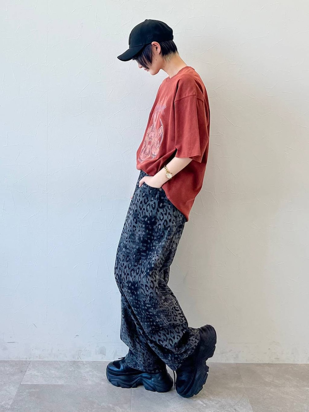 ブラック系のスニーカー、ブラック系のデニムパンツ、ブラック系のキャップを着用したレディースの春コーディネートの3枚目の写真