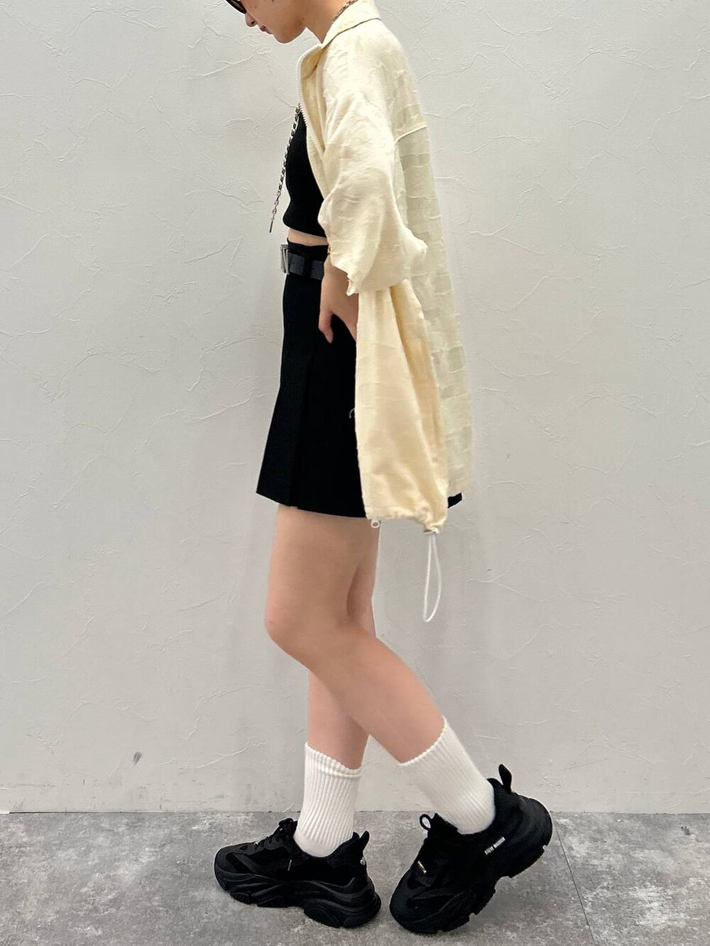 ブラック系のその他パンツ、ホワイト系のシャツ/ブラウス、ブラック系のベルトを着用したレディースの秋コーディネートの4枚目の写真