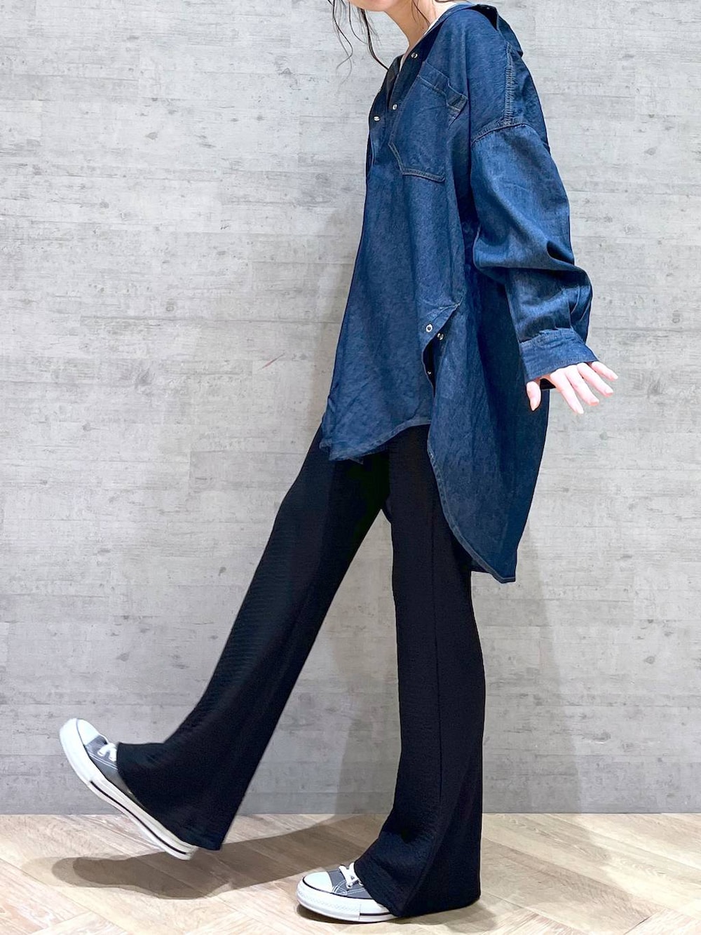 ブルー系のシャツ/ブラウス、ブラック系のその他パンツ、ブラック系のキャミソールを着用したレディースの夏コーディネートの3枚目の写真