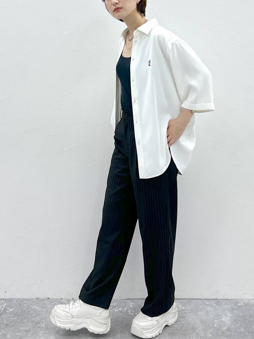 ホワイト系のシャツ/ブラウス、ブラック系のスラックスを着用したレディースの春コーディネートの4枚目の写真