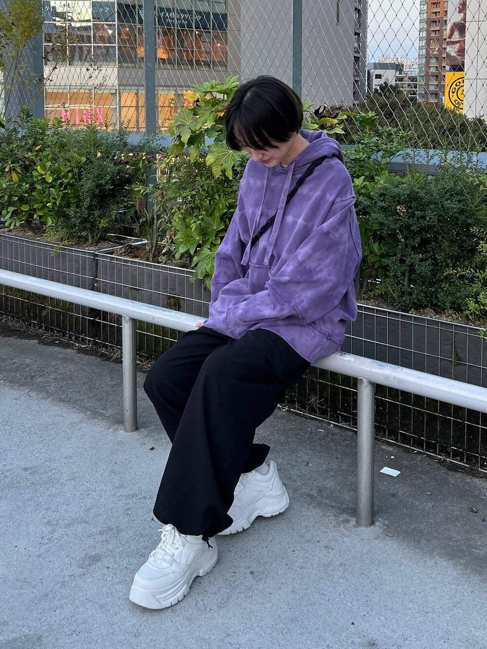 パープル系のパーカーを着用したレディースの冬コーディネートの3枚目の写真