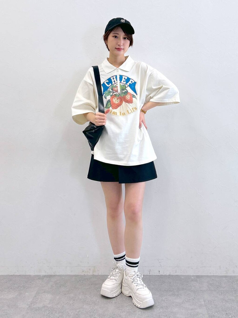 ホワイト系のTシャツ/カットソー、ブラック系のその他パンツ、ブラック系のショルダーバッグを着用したレディースの春コーディネートの2枚目の写真