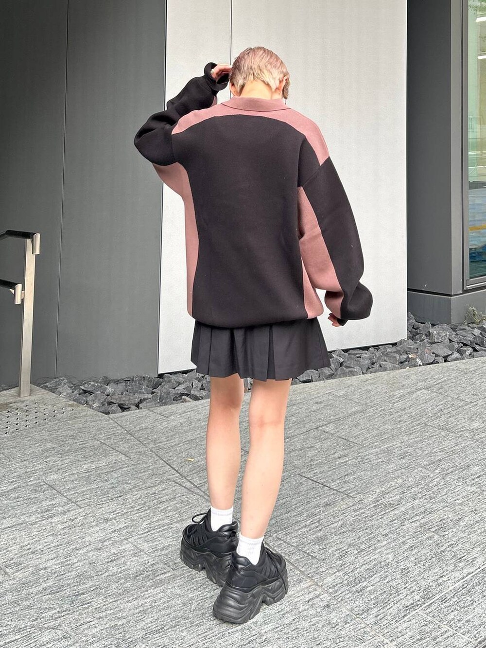 ブラック系のスニーカー、ブラウン系のニット/セーターを着用したレディースの秋コーディネートの6枚目の写真