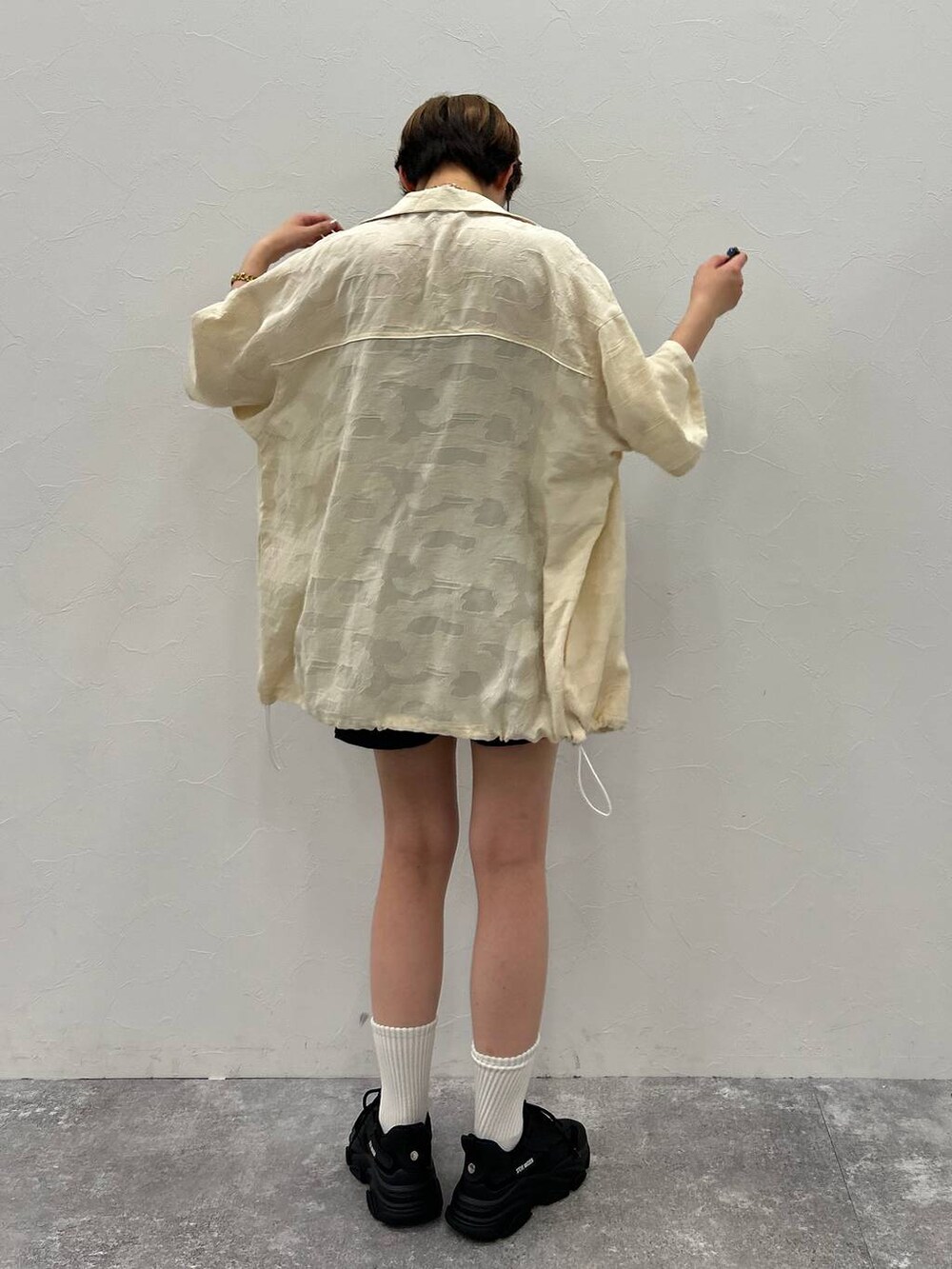 ブラック系のその他パンツ、ホワイト系のシャツ/ブラウス、ブラック系のベルトを着用したレディースの秋コーディネートの6枚目の写真