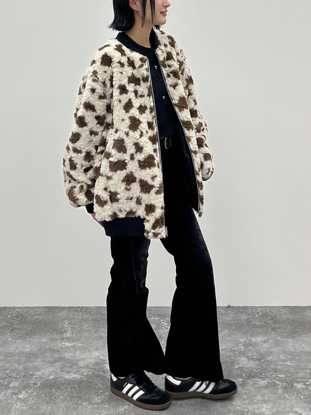 ブラック系のデニムパンツ、その他のブルゾン、ブラック系のベルトを着用したレディースの夏コーディネートの2枚目の写真