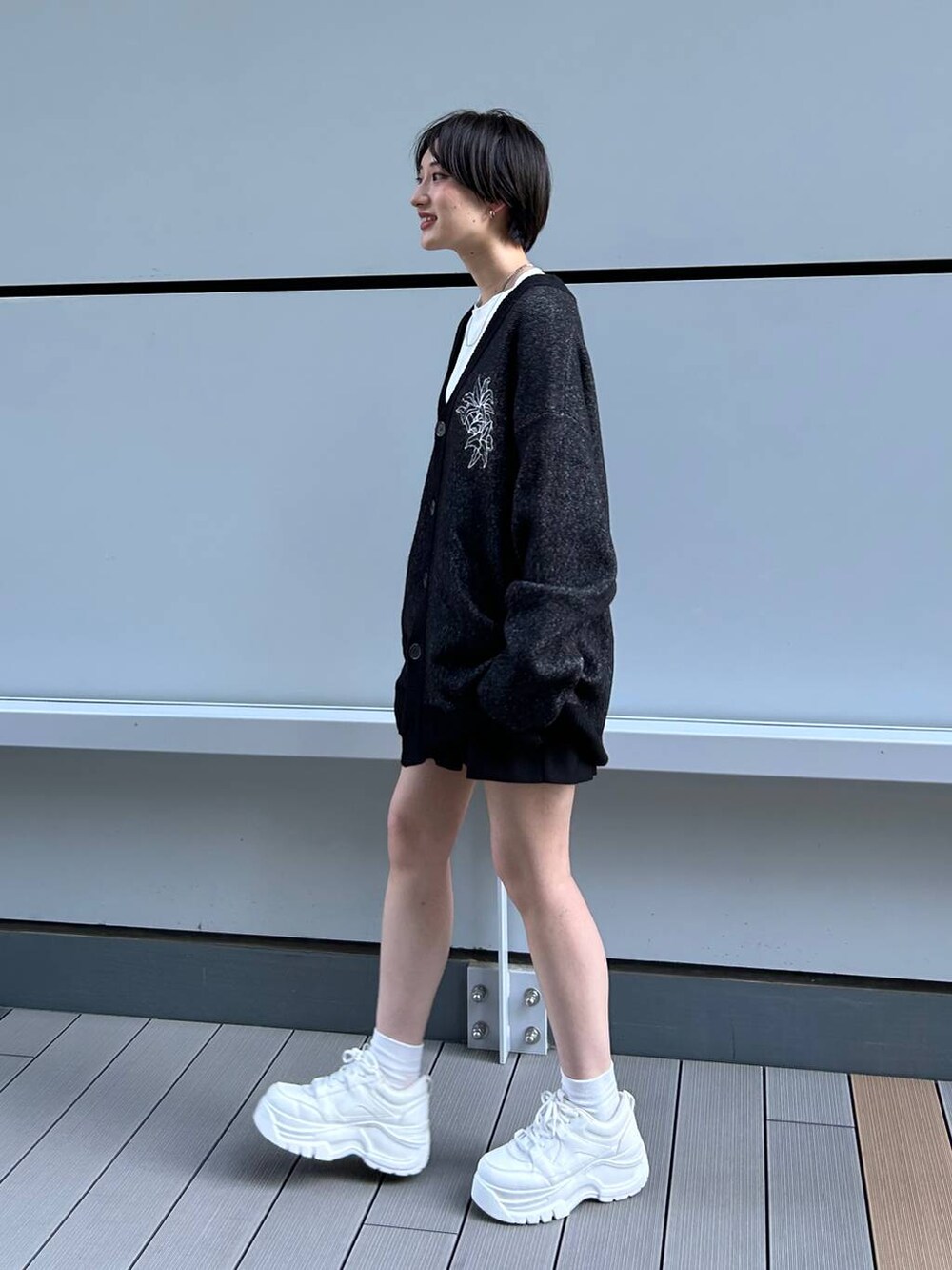 ブラック系のカーディガン/ボレロを着用したレディースの冬コーディネートの5枚目の写真