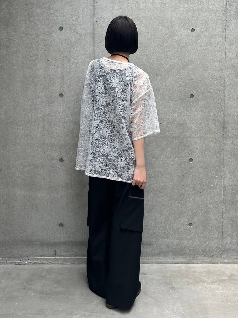 ブラック系のカーゴパンツ、ブラック系のタンクトップ、シルバー系のTシャツ/カットソーを着用したレディースの夏コーディネートの5枚目の写真