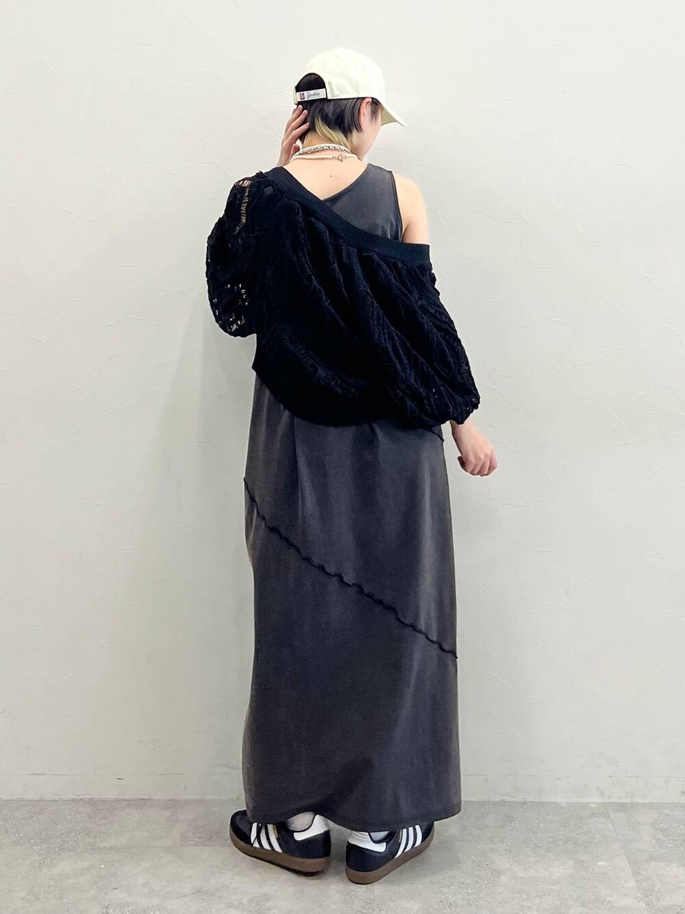 ブラック系のワンピース、ブラック系のスニーカー、ブラック系のカーディガン/ボレロを着用したレディースの春コーディネートの5枚目の写真
