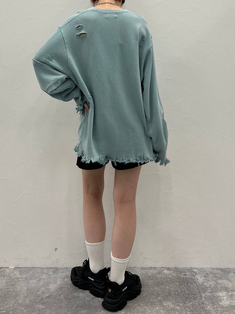 ブラック系のその他パンツ、グリーン系のスウェット、シルバー系のネックレスを着用したレディースの秋コーディネートの5枚目の写真