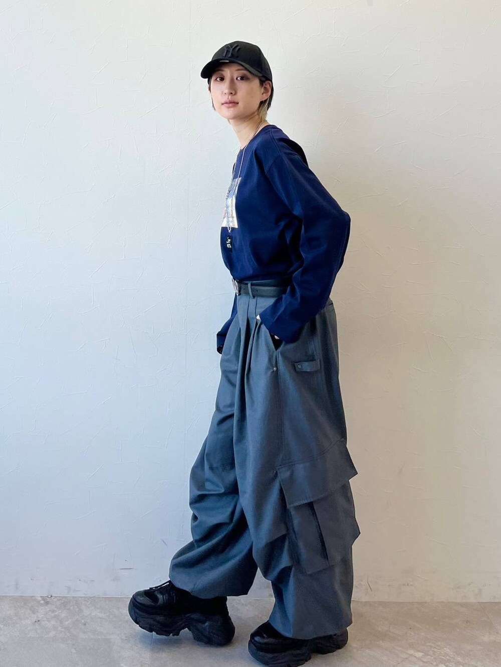 ブラック系のスニーカー、グレー系のカーゴパンツ、ブルー系のTシャツ/カットソーを着用したレディースの春コーディネートの3枚目の写真