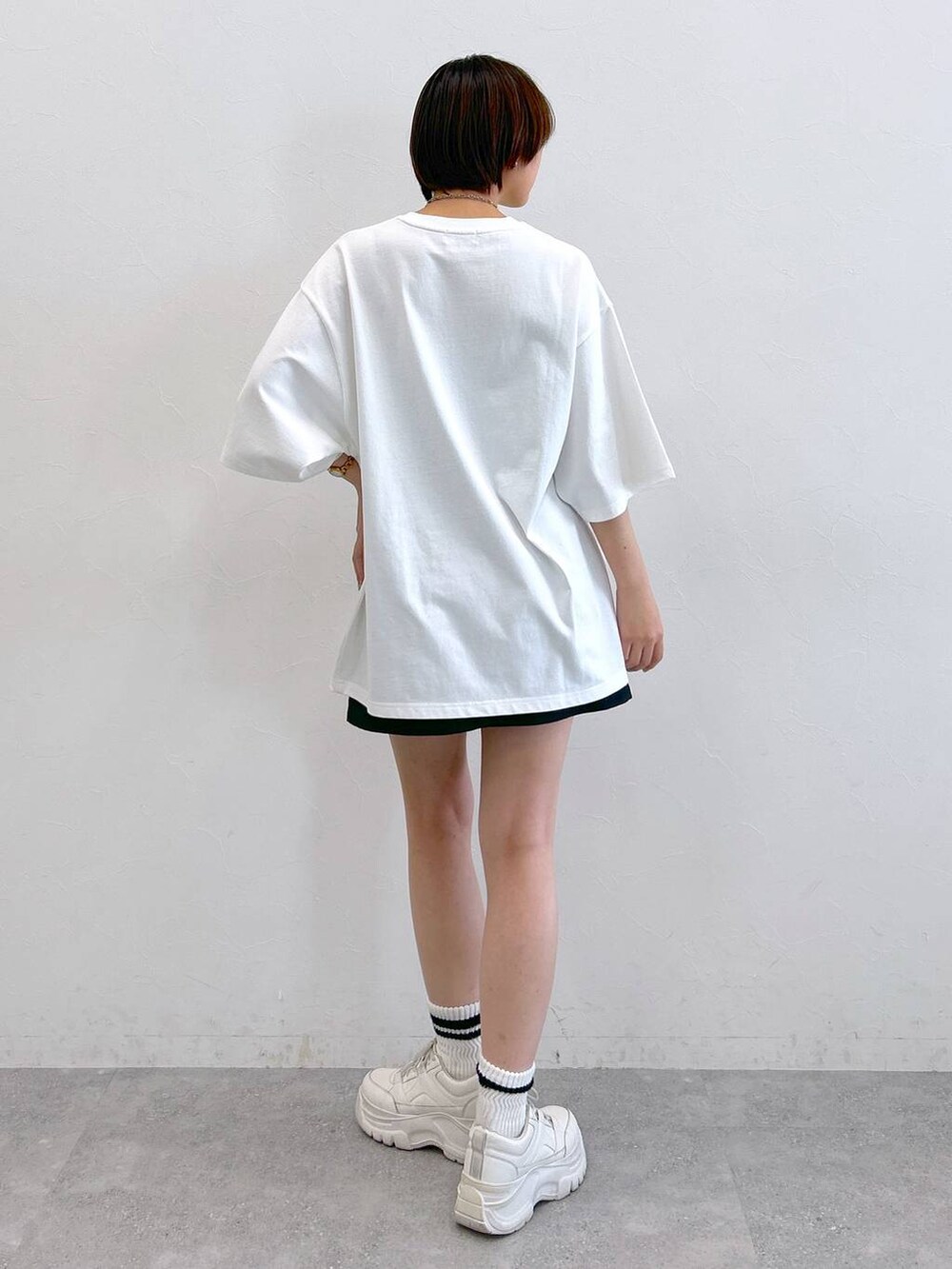 ホワイト系のTシャツ/カットソー、ブラック系のその他パンツ、シルバー系のネックレスを着用したレディースの春コーディネートの7枚目の写真