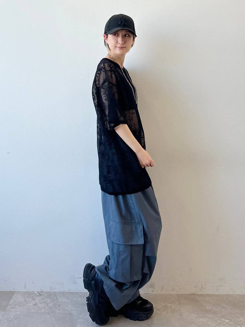 ブラック系のスニーカー、グレー系のカーゴパンツ、ブラック系のキャミソールを着用したレディースの春コーディネートの5枚目の写真