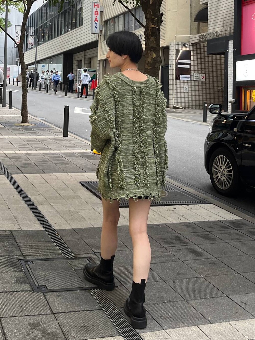 グリーン系のニット/セーターを着用したレディースの冬コーディネートの5枚目の写真