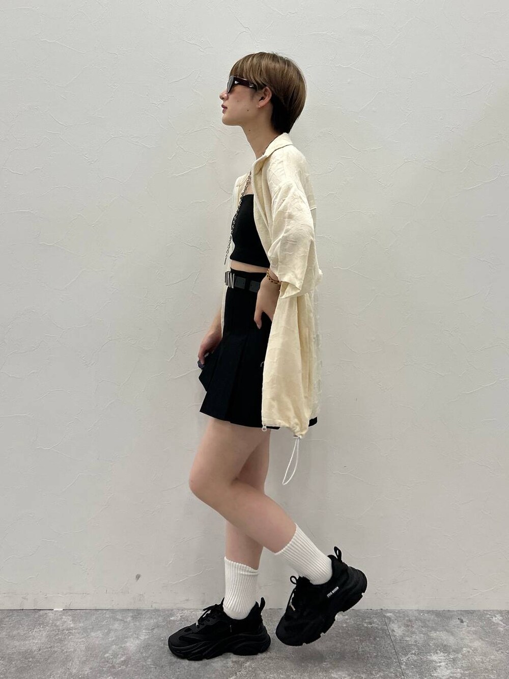 ブラック系のその他パンツ、ホワイト系のシャツ/ブラウス、ブラック系のベルトを着用したレディースの秋コーディネートの3枚目の写真