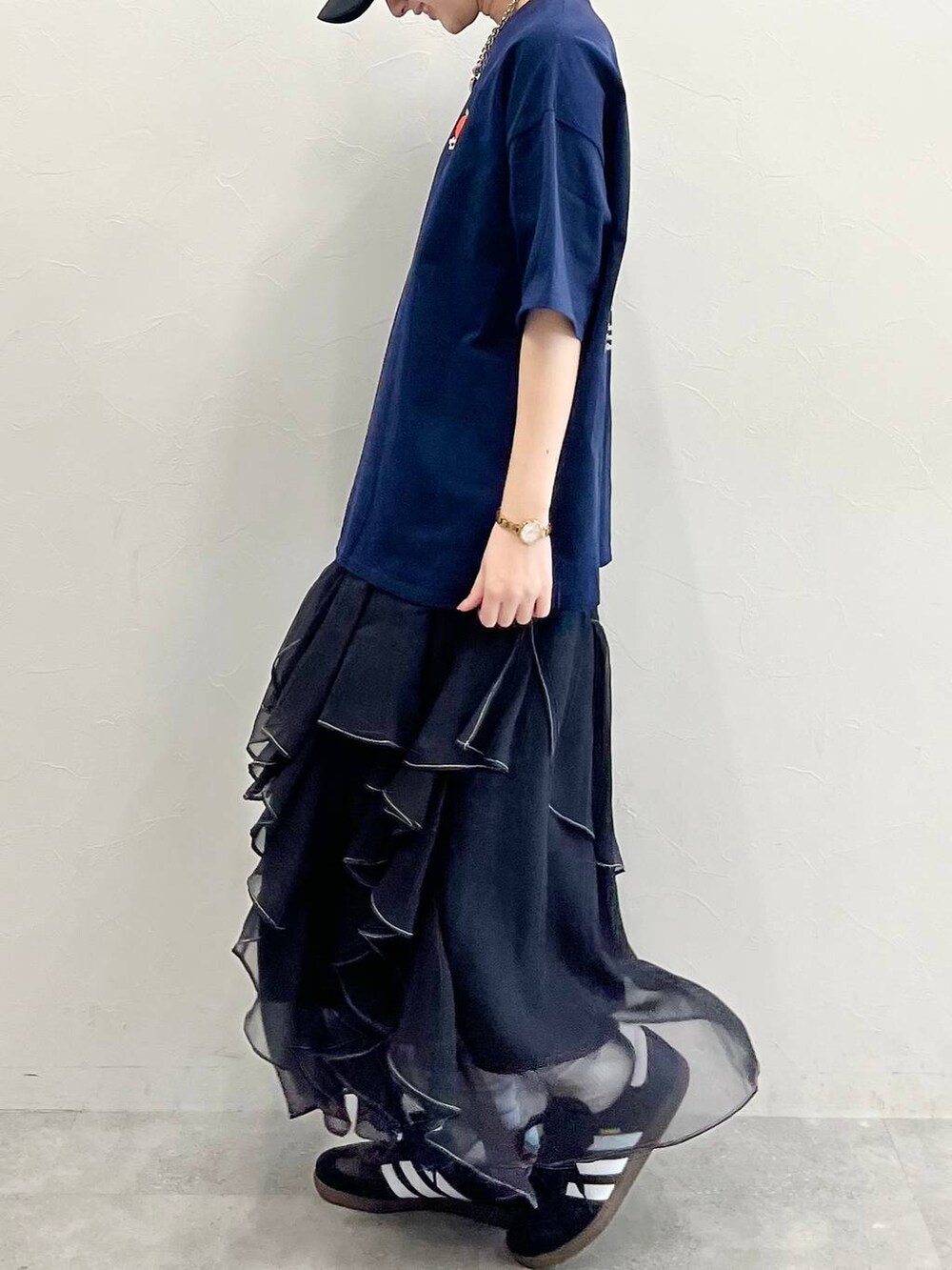 ブラック系のスカート、ブラック系のスニーカー、ブルー系のTシャツ/カットソーを着用したレディースの春コーディネートの5枚目の写真