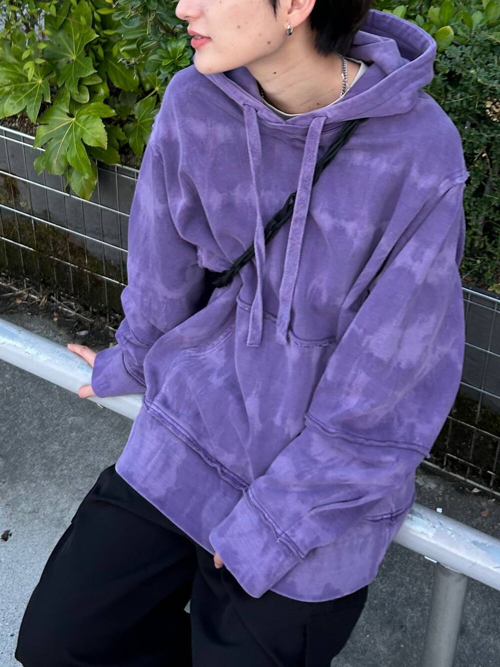 パープル系のパーカーを着用したレディースの冬コーディネートの2枚目の写真