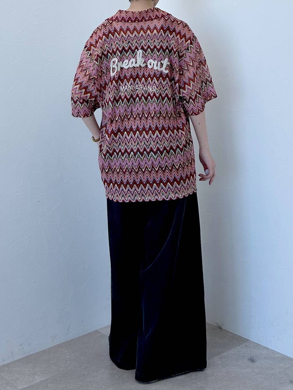 ピンク系のシャツ/ブラウス、ブルー系のデニムパンツを着用したレディースの春コーディネートの7枚目の写真