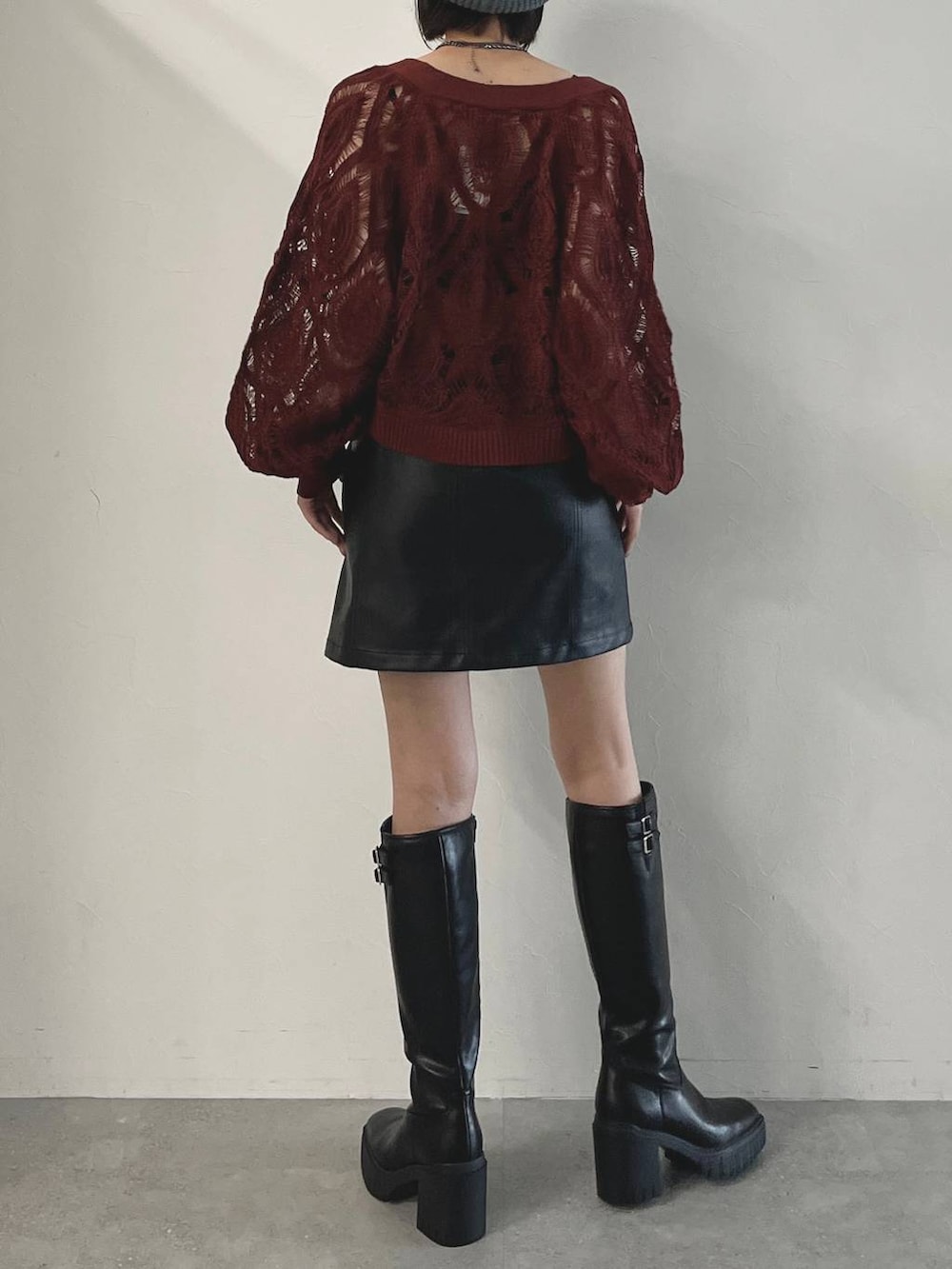 ブラック系のキャミソール、ピンク系のカーディガン/ボレロ、ブラック系のネックレスを着用したレディースの秋コーディネートの7枚目の写真