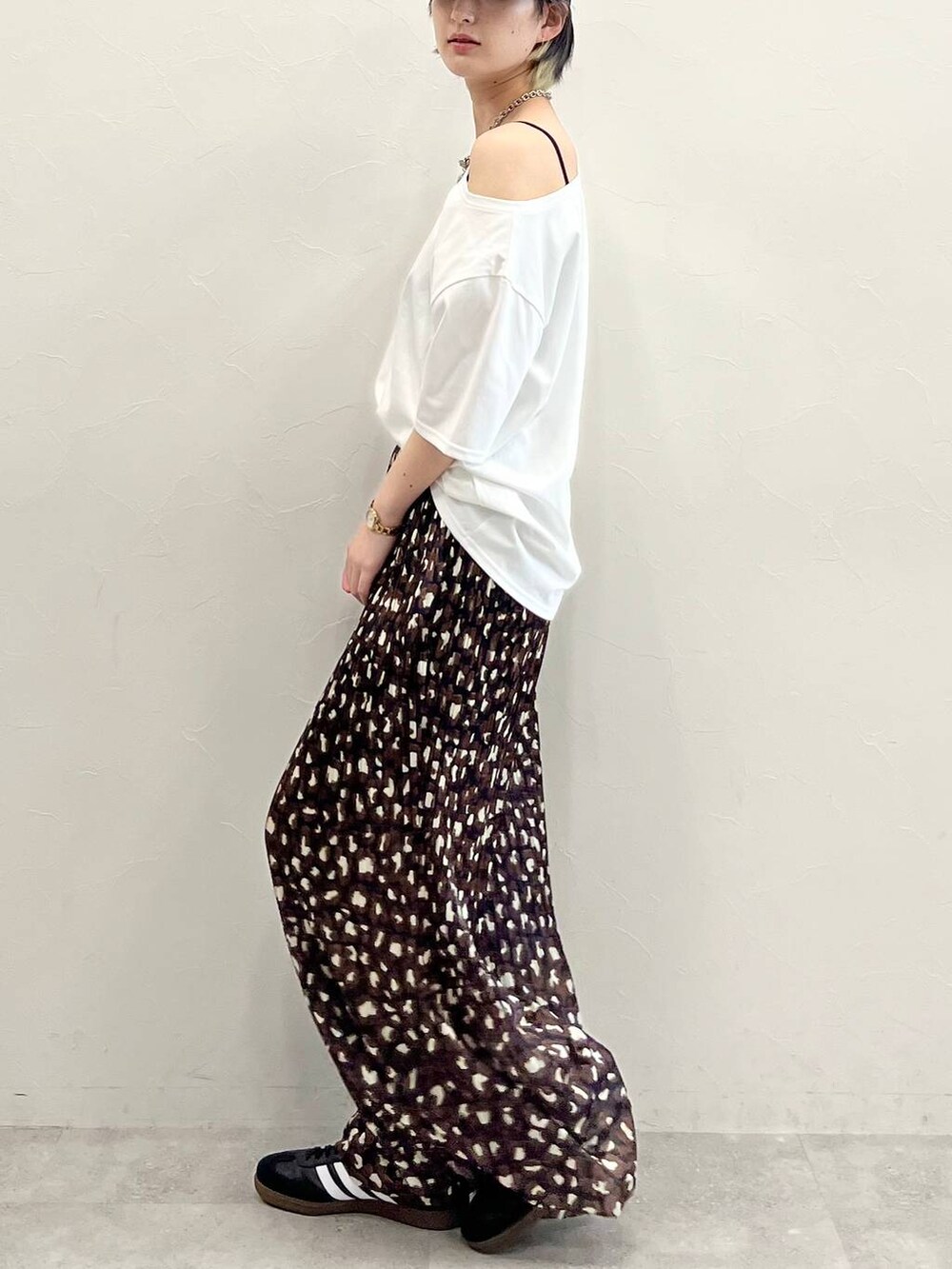 ブラック系のキャミソール、ブラック系のスニーカー、その他のその他パンツを着用したレディースの春コーディネートの5枚目の写真