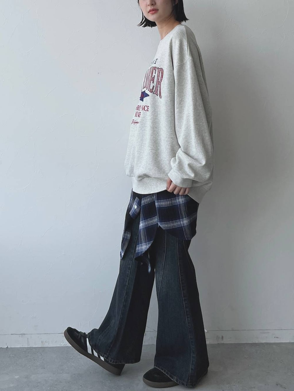 ブルー系のデニムパンツ、ブルー系のシャツ/ブラウス、ベージュ系のスウェットを着用したレディースの秋コーディネートの5枚目の写真