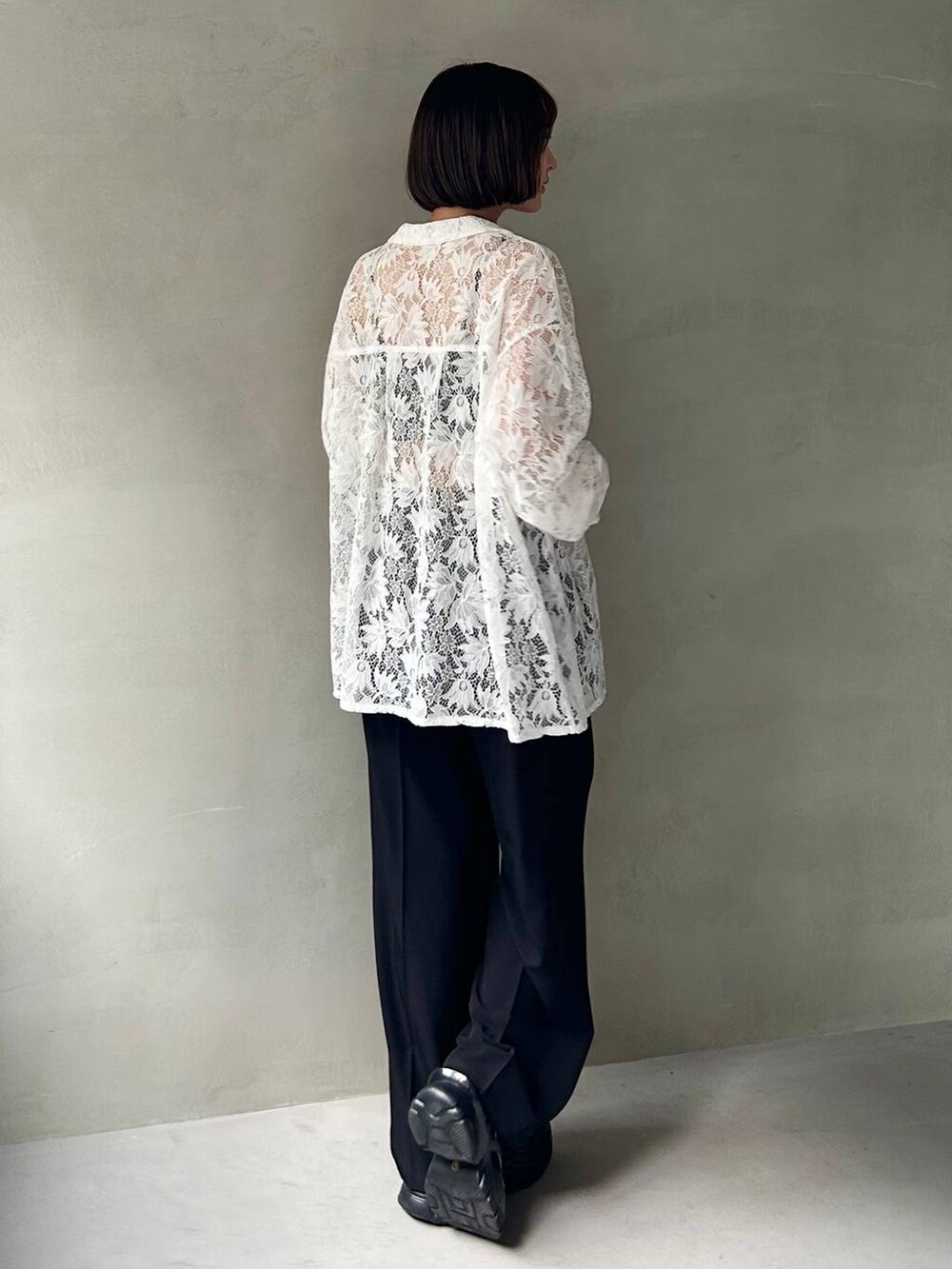 ブラック系のキャミソール、ブラック系のスラックス、ブラック系のスニーカーを着用したレディースの夏コーディネートの6枚目の写真