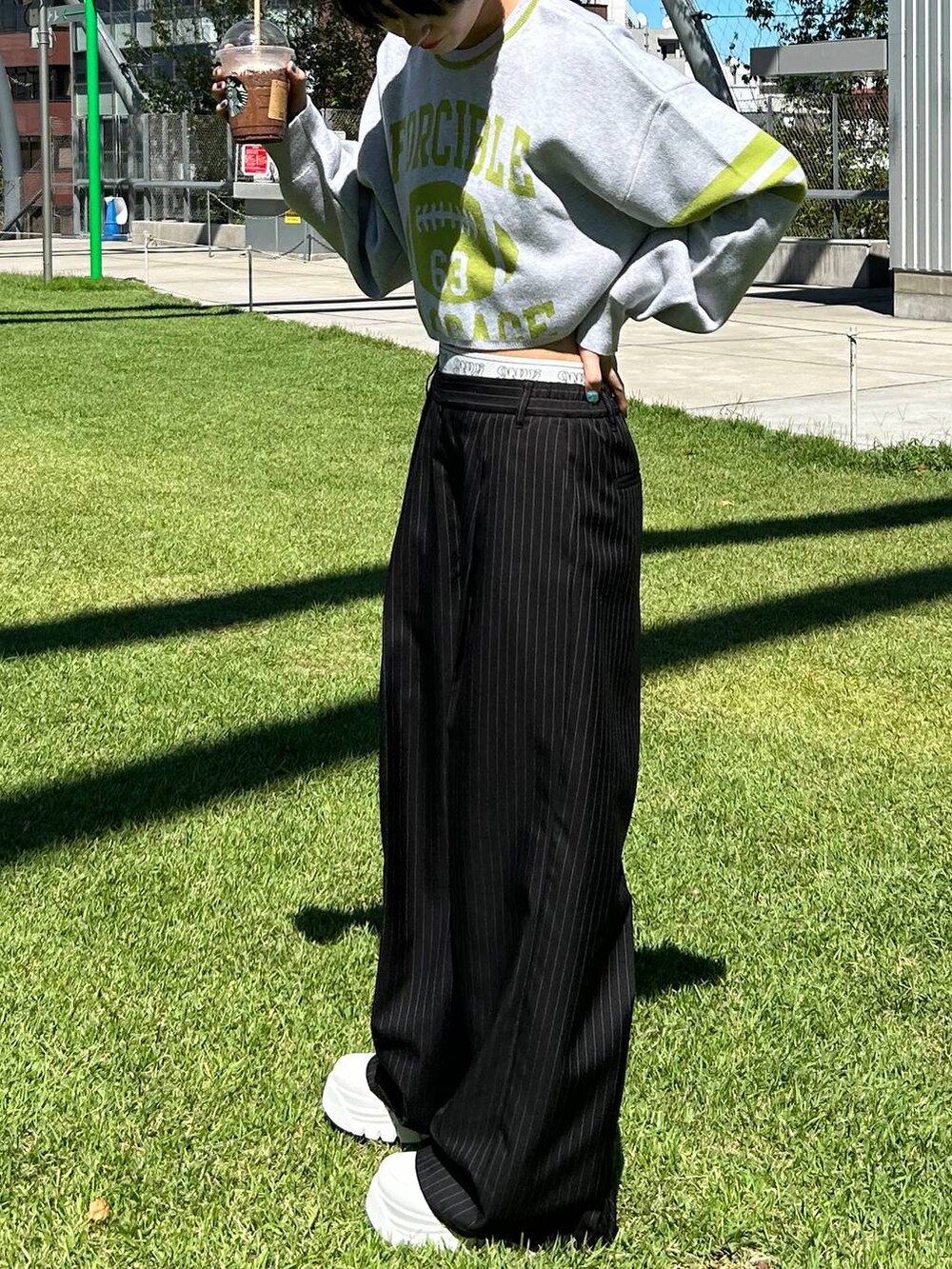 ブラック系のスラックス、ベージュ系のニット/セーターを着用したレディースの冬コーディネートの3枚目の写真