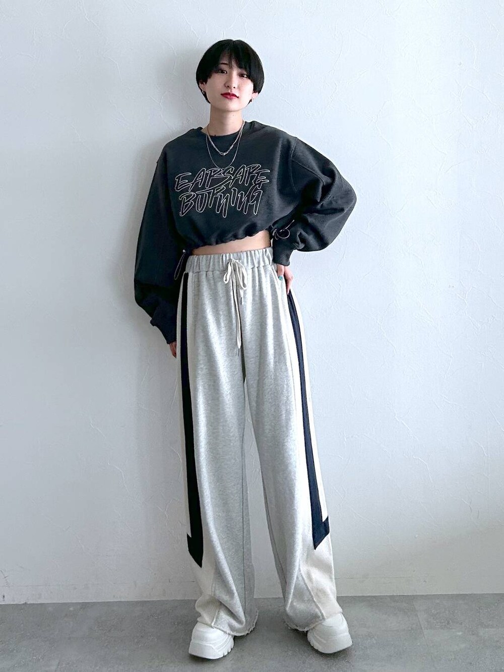 グレー系のスウェットパンツ、ブラック系のスウェットを着用したレディースの冬コーディネートの3枚目の写真