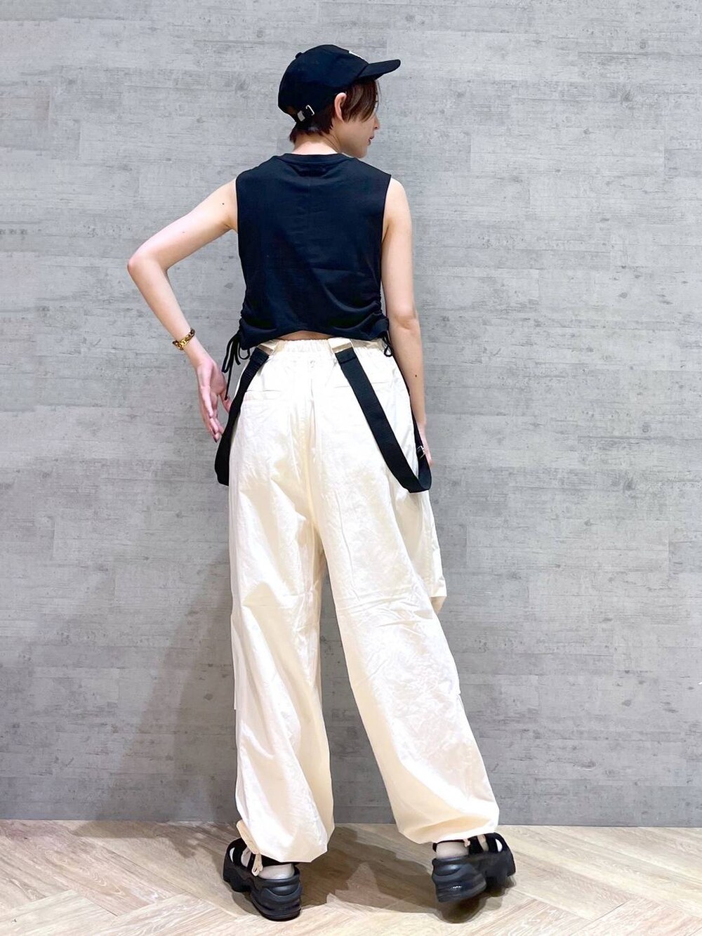 ホワイト系のその他パンツ、ブラック系のTシャツ/カットソー、ブラック系のキャップを着用したレディースの夏コーディネートの7枚目の写真