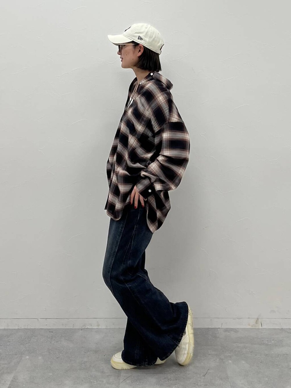 ブルー系のデニムパンツ、ブラウン系のシャツ/ブラウス、ホワイト系のTシャツ/カットソーを着用したレディースの夏コーディネートの4枚目の写真