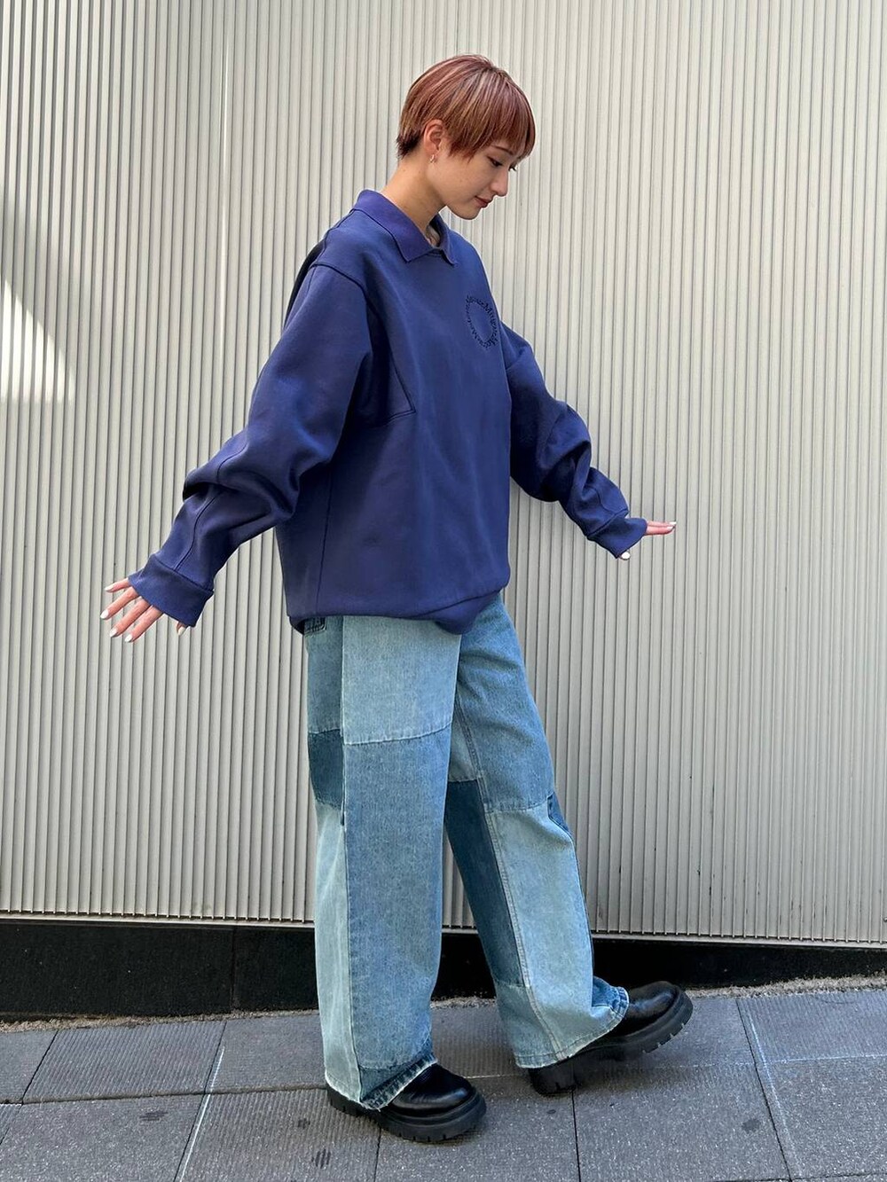 ブルー系のデニムパンツ、ブルー系のスウェットを着用したレディースの秋コーディネートの5枚目の写真