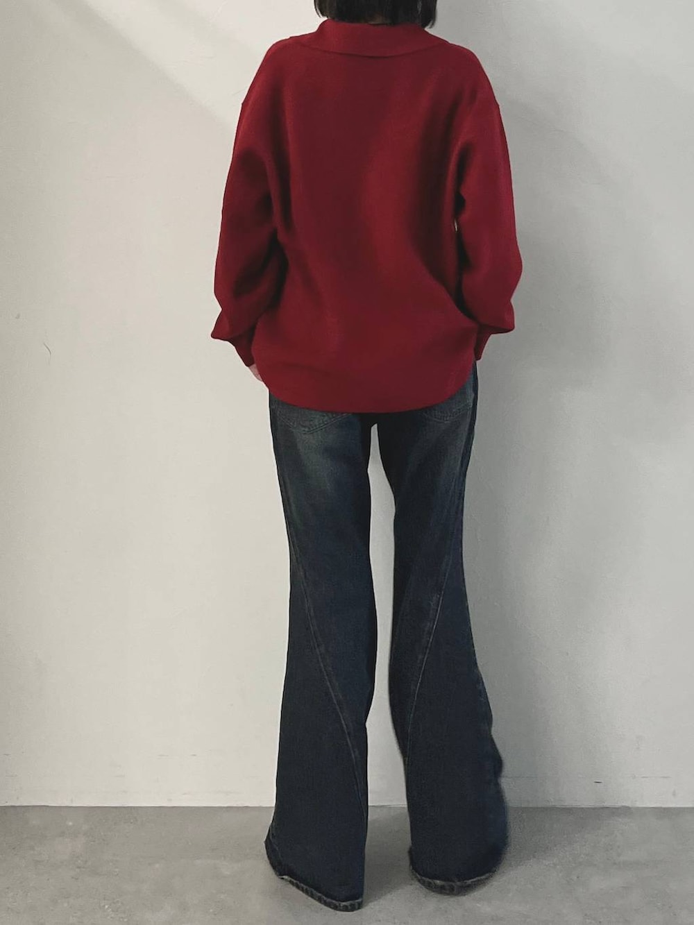 ブラック系のキャミソール、ブルー系のデニムパンツ、ブラック系のパンプスを着用したレディースの秋コーディネートの8枚目の写真