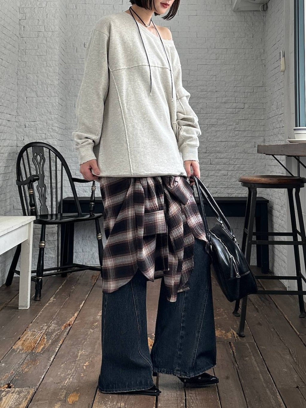 ブルー系のデニムパンツ、ブラック系のパンプス、ブラウン系のシャツ/ブラウスを着用したレディースの秋コーディネートの3枚目の写真