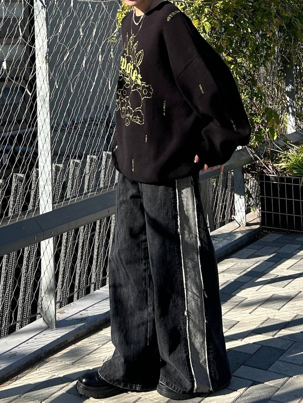 ブラック系のニット/セーターを着用したレディースの秋コーディネートの4枚目の写真