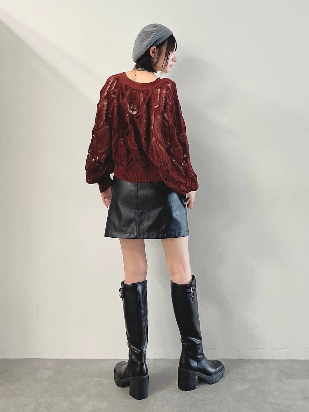 ブラック系のキャミソール、ピンク系のカーディガン/ボレロ、ブラック系のネックレスを着用したレディースの秋コーディネートの6枚目の写真