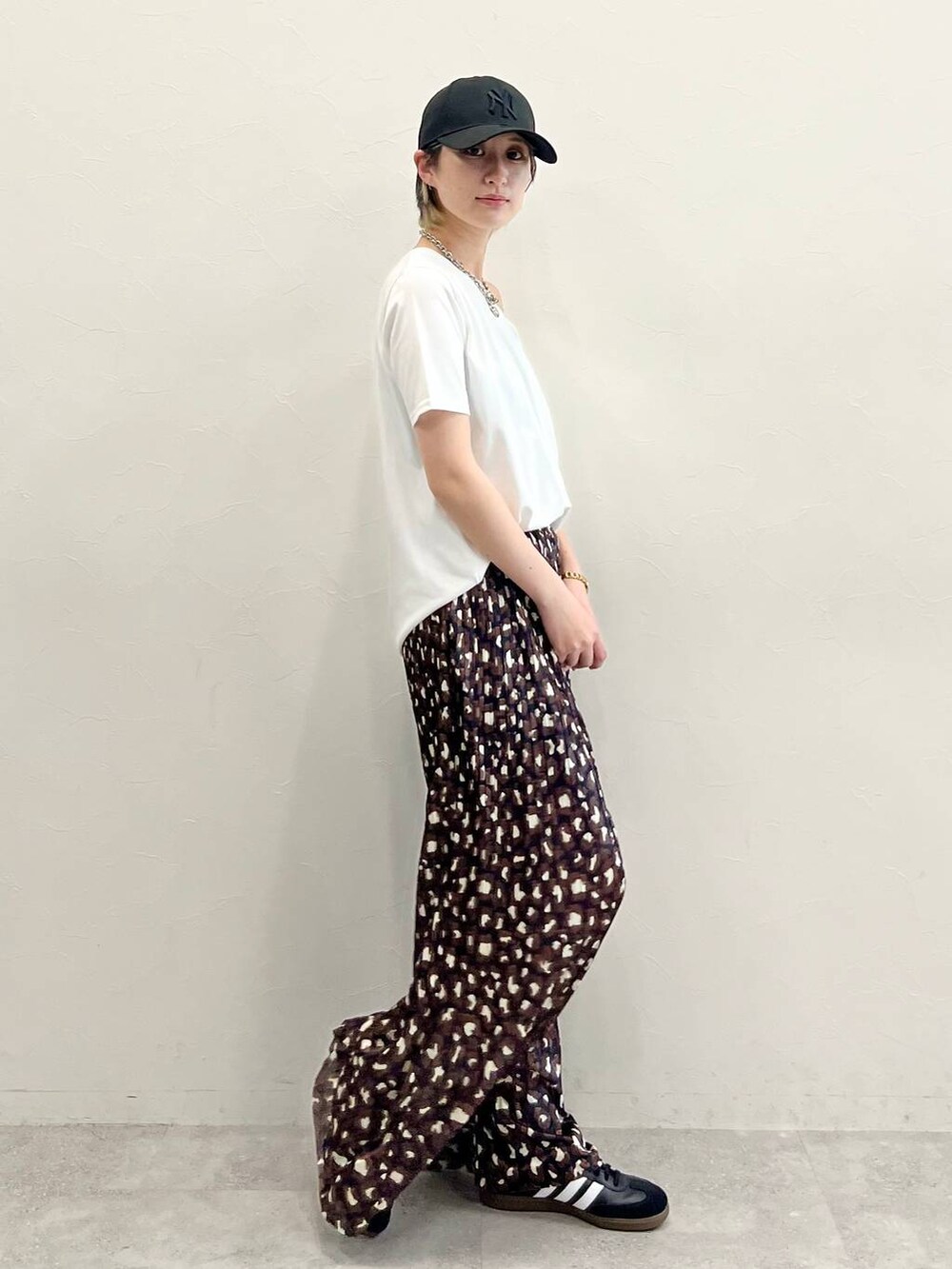 ブラック系のキャミソール、ブラック系のスニーカー、その他のその他パンツを着用したレディースの春コーディネートの4枚目の写真