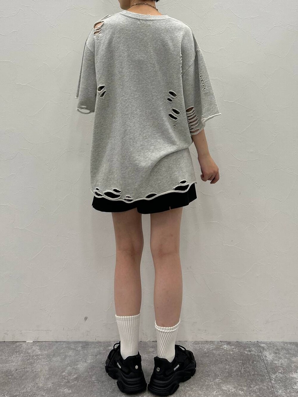 ブラック系のその他パンツ、グレー系のTシャツ/カットソー、ブラック系のキャップを着用したレディースの秋コーディネートの8枚目の写真
