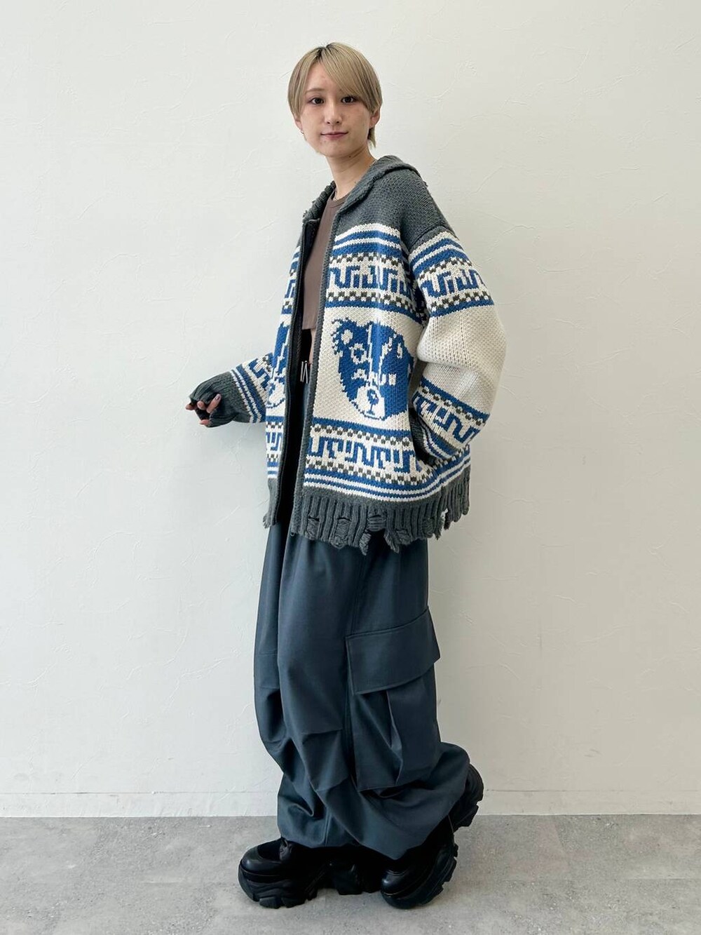 ブラック系のブーツ、ブラウン系のTシャツ/カットソー、グレー系のカーディガン/ボレロを着用したレディースの秋コーディネートの3枚目の写真