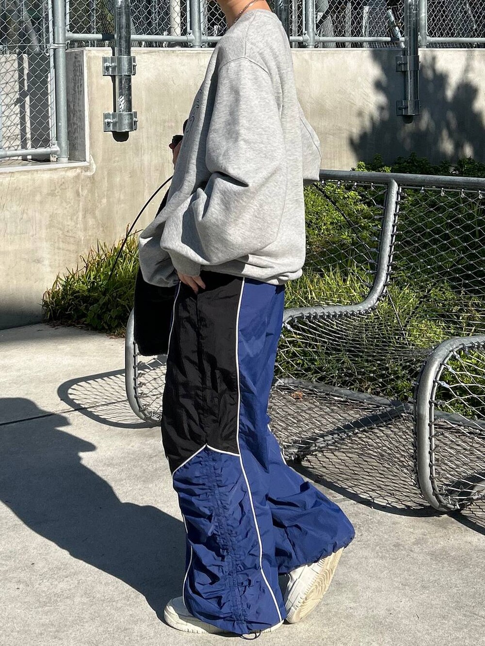 グレー系のその他アウター、グレー系のスウェット、ブルー系のその他パンツを着用したレディースの冬コーディネートの5枚目の写真