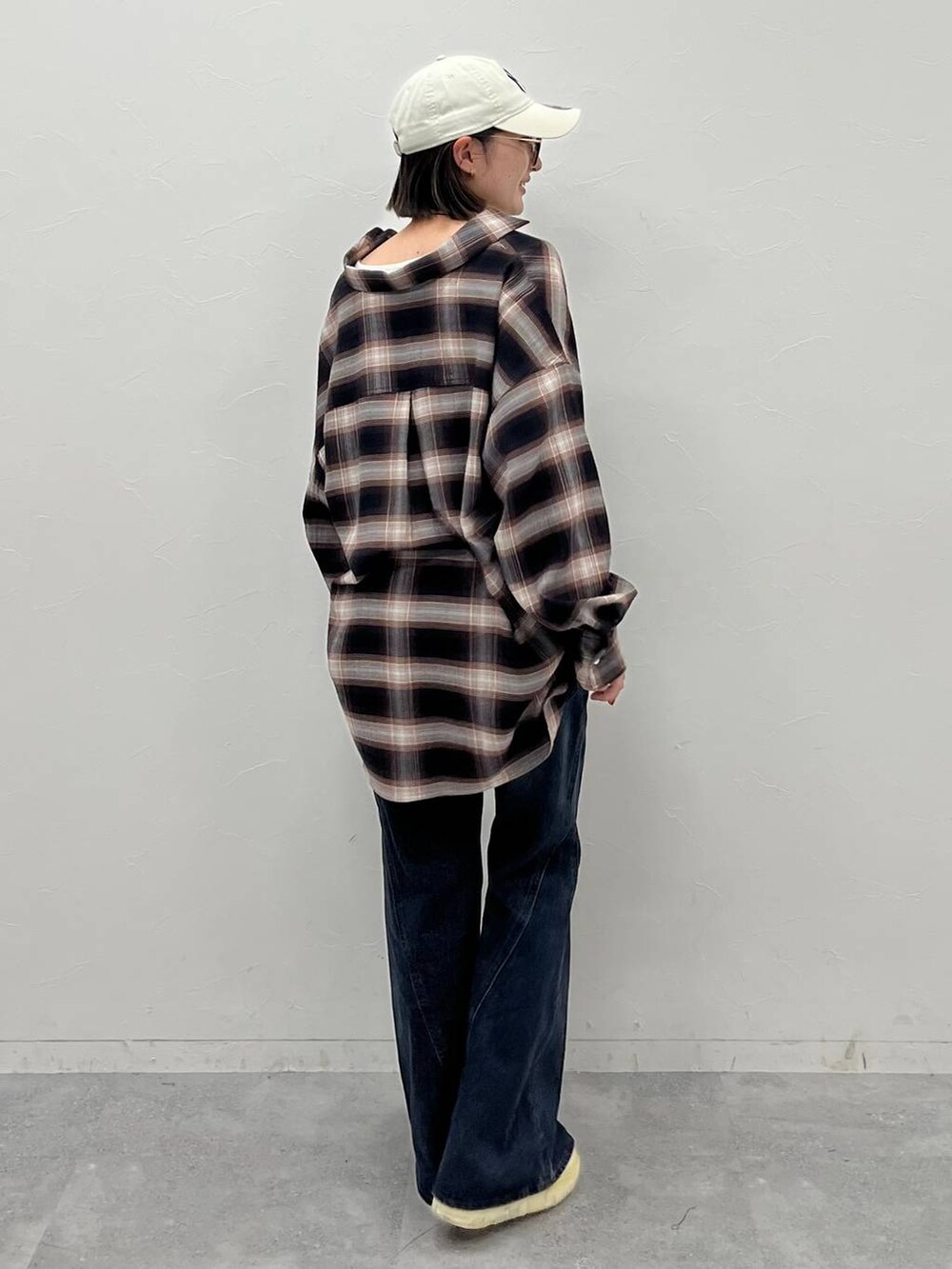 ブルー系のデニムパンツ、ブラウン系のシャツ/ブラウス、ホワイト系のTシャツ/カットソーを着用したレディースの夏コーディネートの5枚目の写真